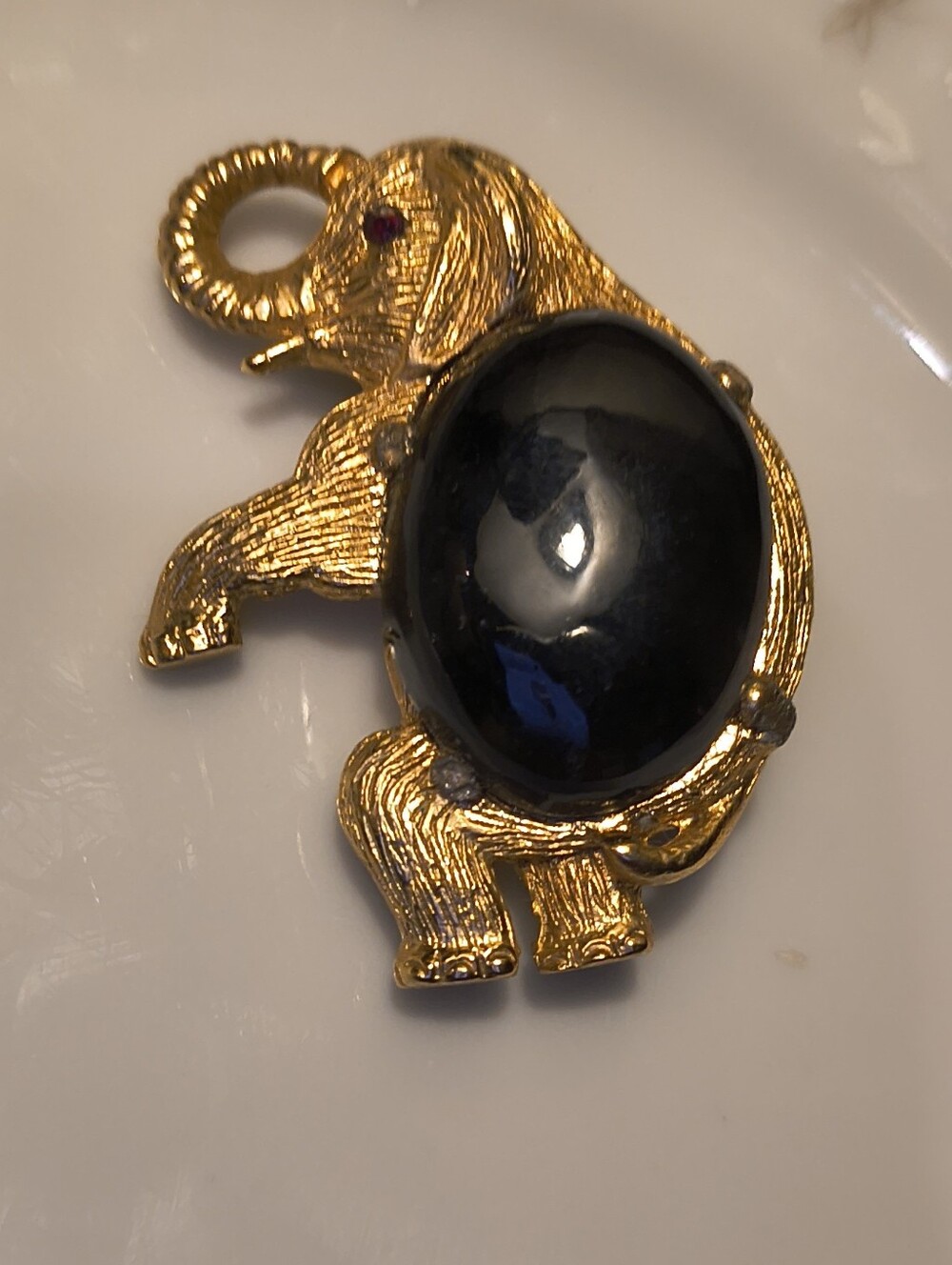 Vtg 80s Gold Tone Elephant Brooch Red Eye Textured Figural Good Luck Trunk Up - Picture 4 of 6